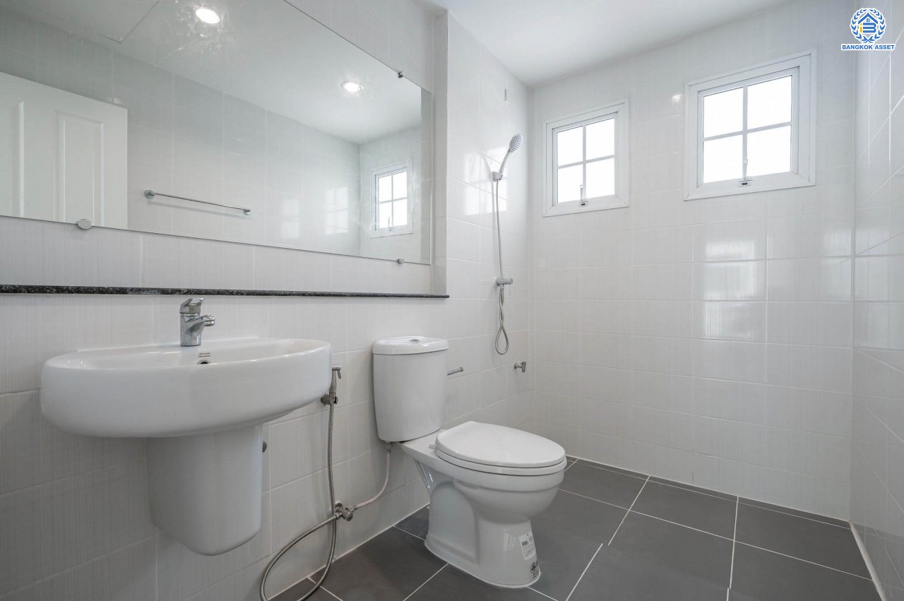 บ้านมือสองตกแต่งใหม่ โครงการ ธนาสิริ ราชพฤกษ์-ท่าน้ำนนท์ เนื้อที่ 50.5 ตร.ว. ฟังก์ชัน 3 ห้องนอน 4 ห้องน้ำ 1 ห้องแม่บ้าน จอดรถได้ 2 คัน บนทำเลดี วิวสวนส่วนกลาง ติดถนนใหญ่ เชื่อมต่อหลายเส้นทาง ใกล้รถไฟฟ้าสายสีม่วง "สถานีไทรม้า" เซ็นทรัลรัตนาธิเบศร์ พร้อมสิ่งอำนวยความสะดวกมากมาย